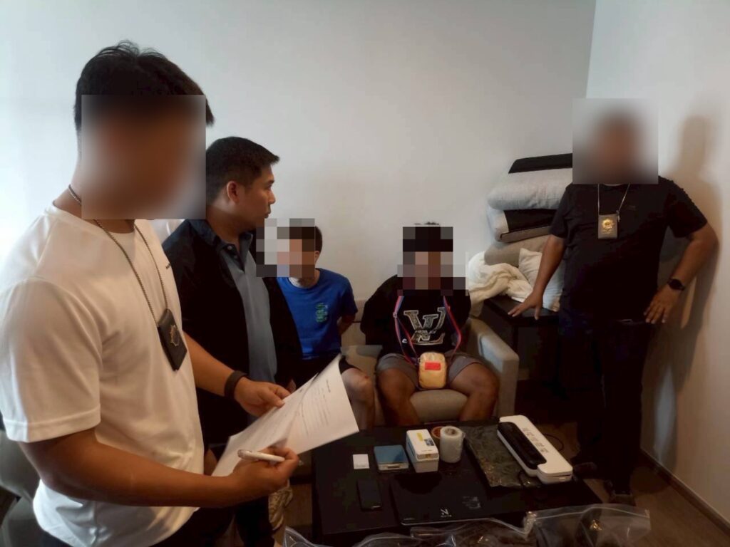 ป.ป.ส. รวบ 2 หนุ่มบราซิลพร้อมโคเคนกว่า 3 ล้านบาท 