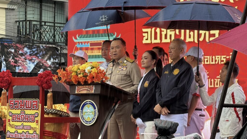 นายกฯเปิดงานกินเจกระบี่ กลางสายฝน ย้ำ “คนละครึ่งเฟส 2” ต้นปีหน้า