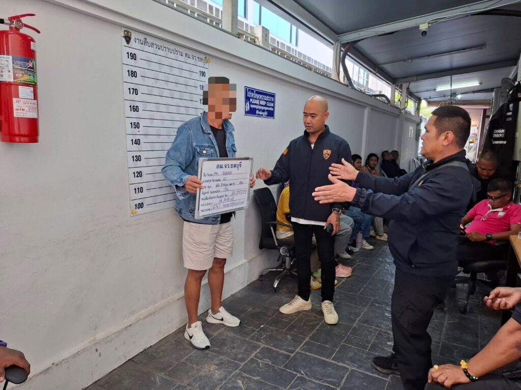 ตม.จับ 2 ผู้ต้องหาชาวจีนหนีคดี เรียกรับสินบน-ฉ้อโกง ซุกไทยฟอกตัว