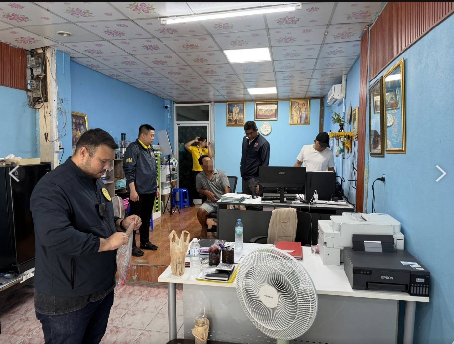 ตม.อยุธยา บุกจับ ต่างด้าวปลอมตราตม. คิดค่าบริการหัวละ 6,000 บาท