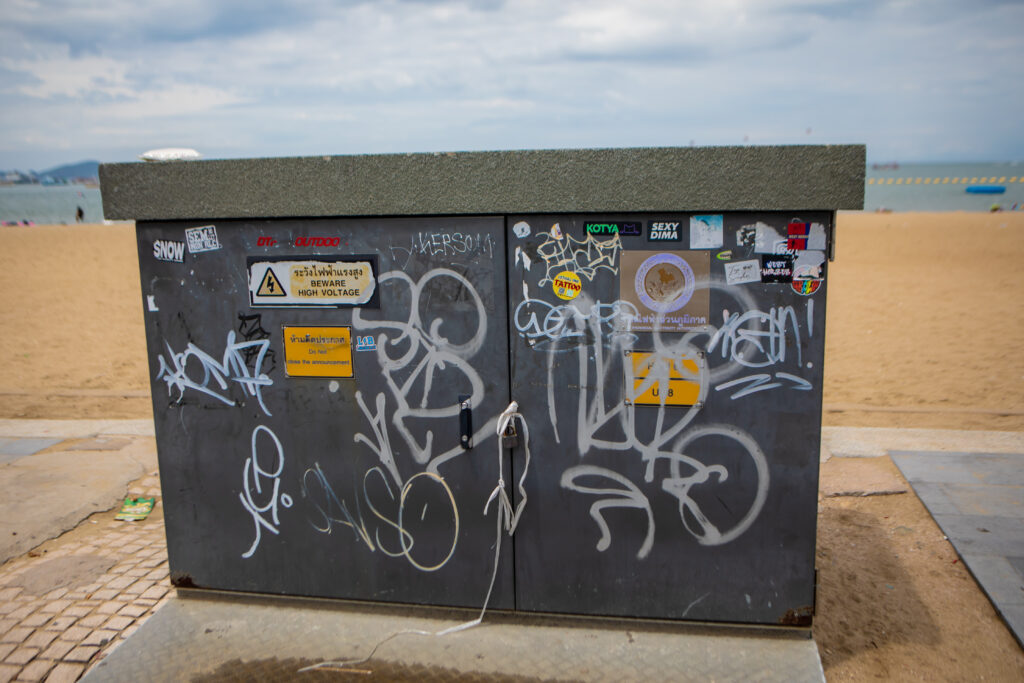 รองนายกพัทยาจี้ตร. เร่งตามมือดีพ่นสีสเปรย์ ทำเสียหายดำเนินคดี