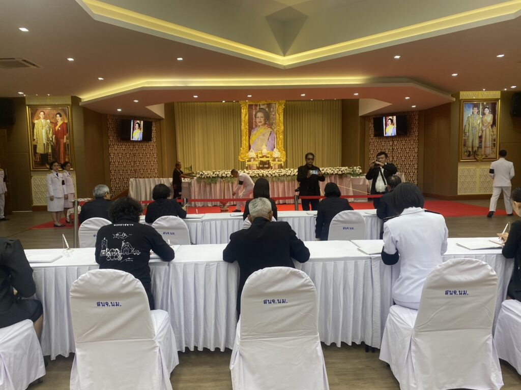 ชาวโคราชแต่งไว้ทุกข์ร่วมถวายความอาลัย "พระบรมราชชนนีพันปีหลวง"