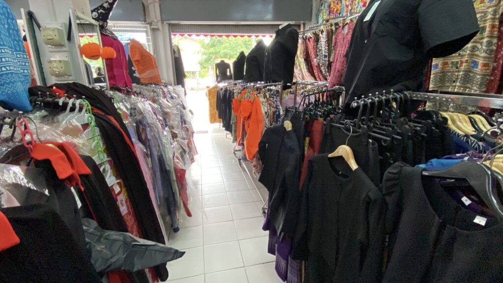 พ่อค้า แม่ค้าโคราช สั่งเสื้อสีดำมาจำหน่ายจำนวนมาก