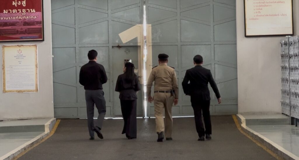 "อิ๊ง ควง สามี" สวมชุดดําเข้าเยี่ยม "ทักษิณ" ในเรือนจํา 