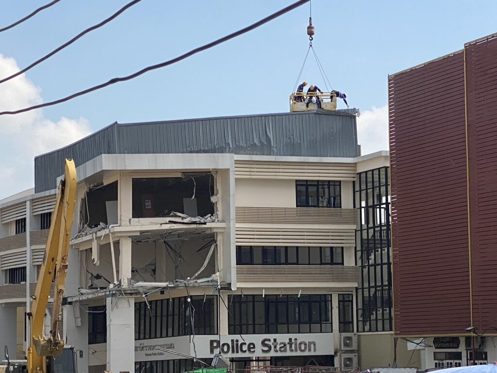 ใช้หุ่นยนต์รื้อ สน.สามเสน ถมทรายเสริมฐานกันดินสไลด์