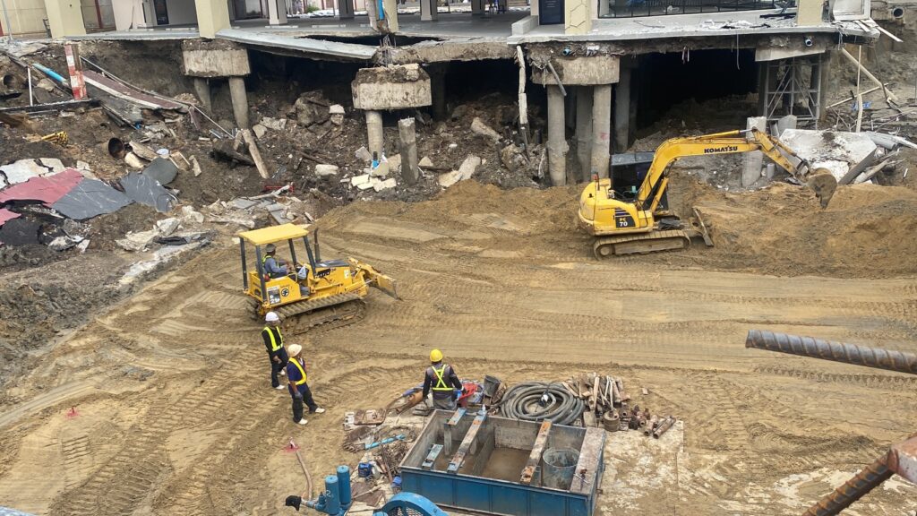 เร่งรื้อ! สน.สามเสน ควบคู่ซ่อมถนนทั้งวันทั้งคืน