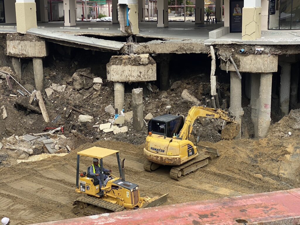 เร่งรื้อ! สน.สามเสน ควบคู่ซ่อมถนนทั้งวันทั้งคืน