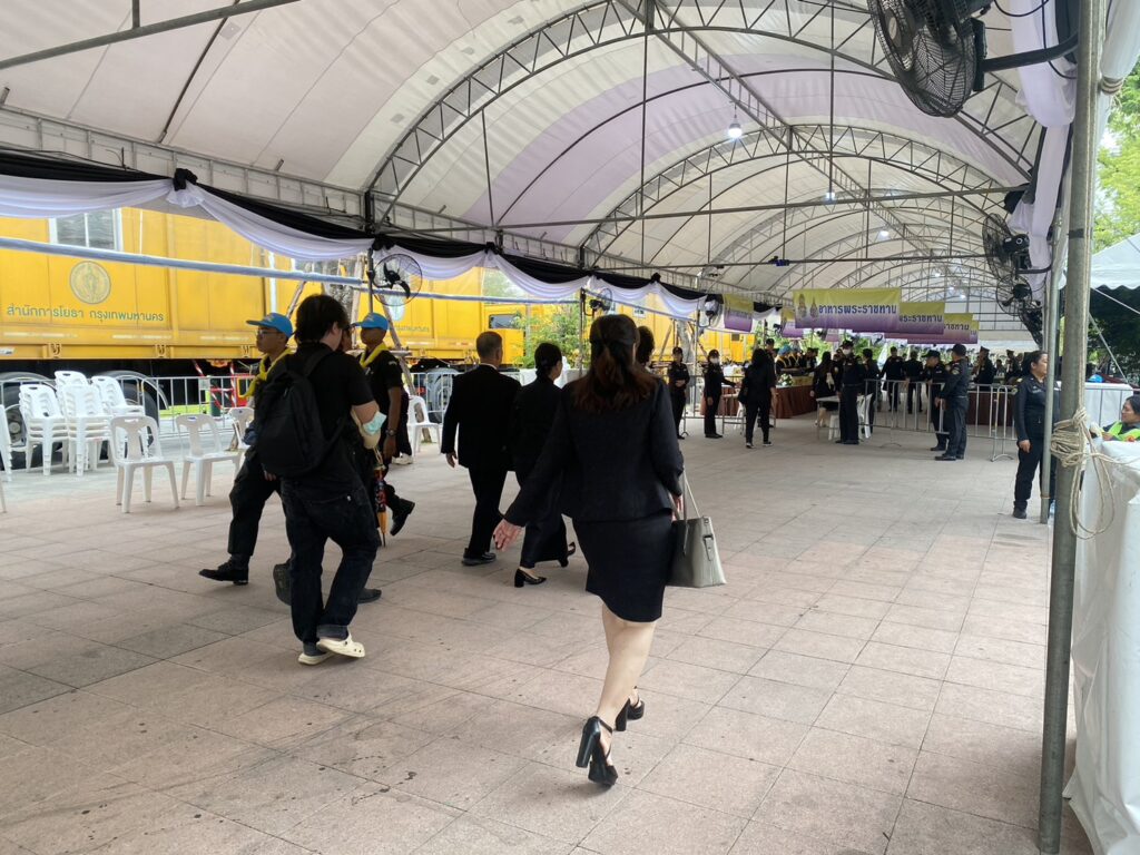 ประชาชนทยอยร่วมถวายสักการะ เบื้องหน้าพระฉายาลักษณ์ “สมเด็จพระพันปีหลวง”