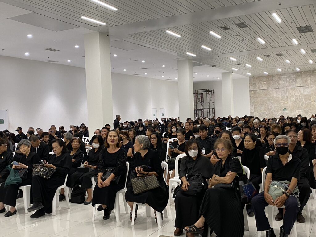 ประชาชนหลั่งไหลถวายสักการะ "สมเด็จพระพันปีหลวง"