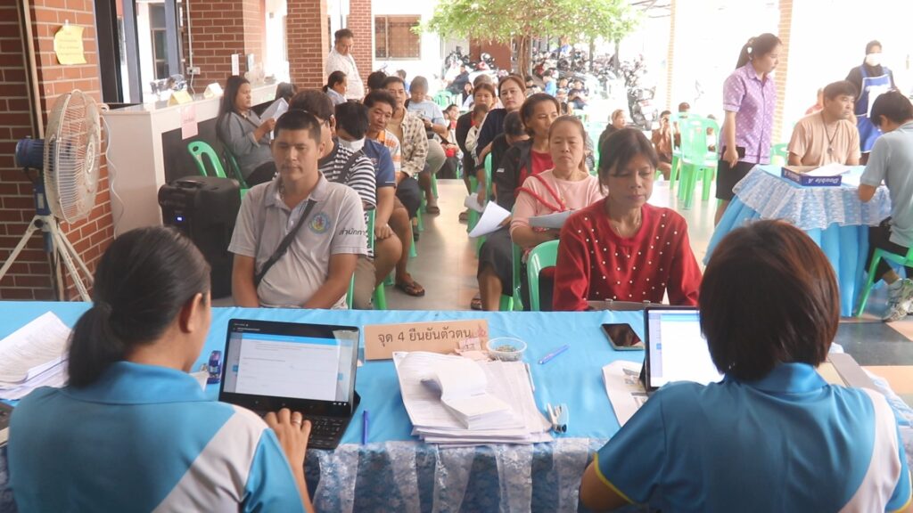 พ่อค้า-แม่ค้า พัทยาแห่ลงทะเบียน "คนละครึ่ง พลัส"