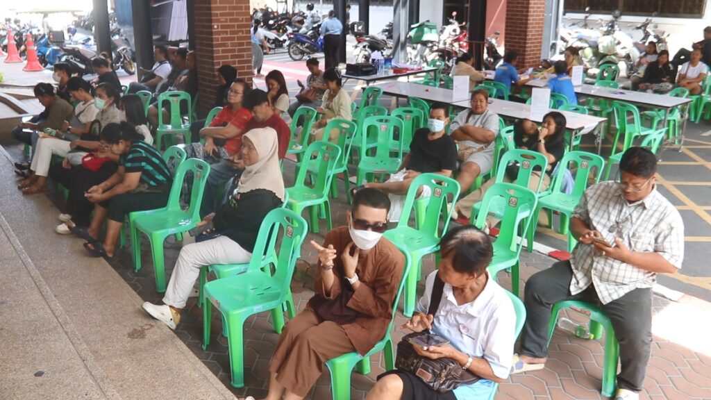 พ่อค้า-แม่ค้า พัทยาแห่ลงทะเบียน "คนละครึ่ง พลัส"