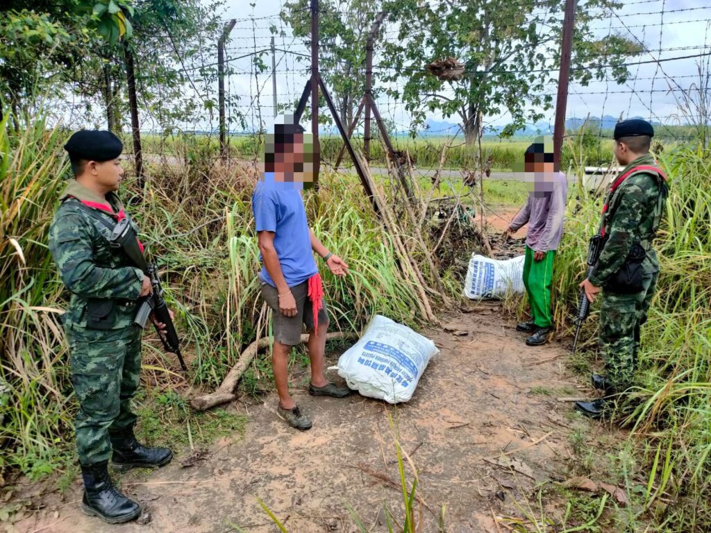 ทหารจับกองทัพมด ขนใบกระท่อมจากมาเลย์ 300 กก.