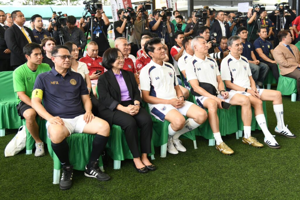 นายกฯ เปิดงานบอลไทย-อังกฤษ ฉลอง 170 ปี-ยินดี "มาร์ค" หวน หน.ปชป.