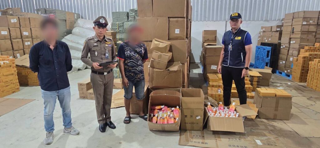 ตำรวจบุกโกดัง โลชั่นกันแดดปลอม ยึดกว่า 2,500 ขวด