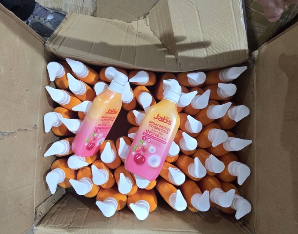 ตำรวจบุกโกดัง โลชั่นกันแดดปลอม ยึดกว่า 2,500 ขวด