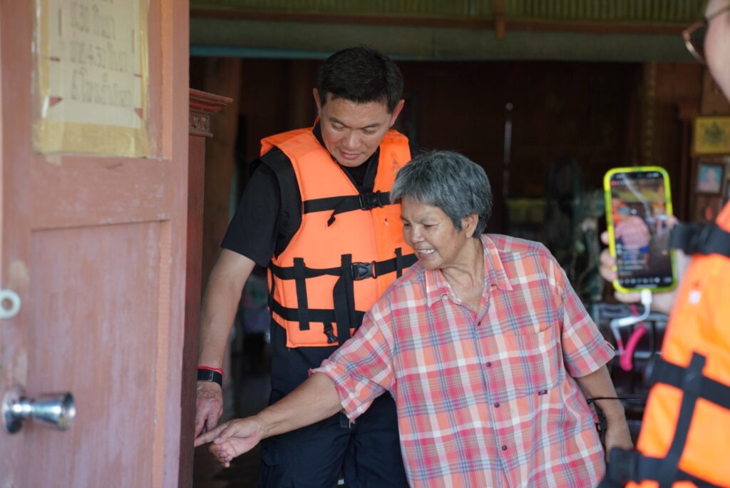 "ดร.เอ้" ลงพื้นที่บางบาล จี้ทบทวนนโยบายพื้นที่รับน้ำ