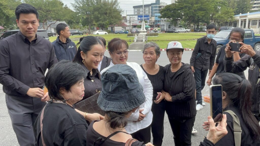 "อิ๊ง ควง สามี" สวมชุดดําเข้าเยี่ยม "ทักษิณ" ในเรือนจํา 