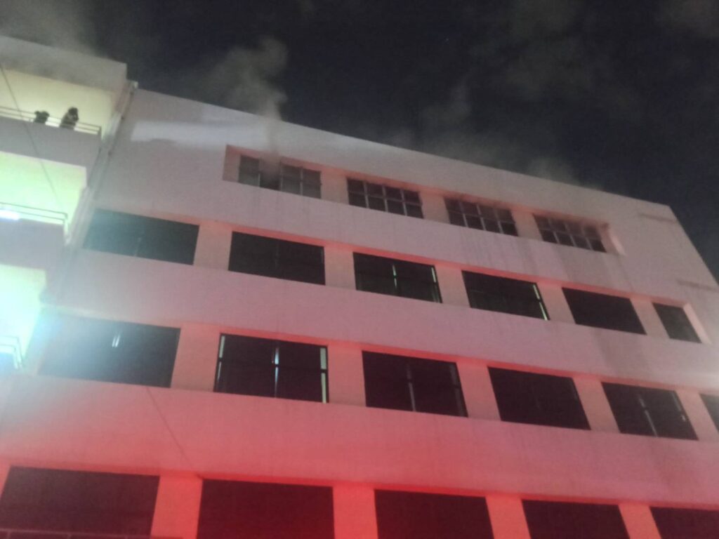 ทบ.คุมเหตุเพลิงไหม้ รพ.พระมงกุฏฯ ได้แล้ว ไร้ผู้บาดเจ็บ