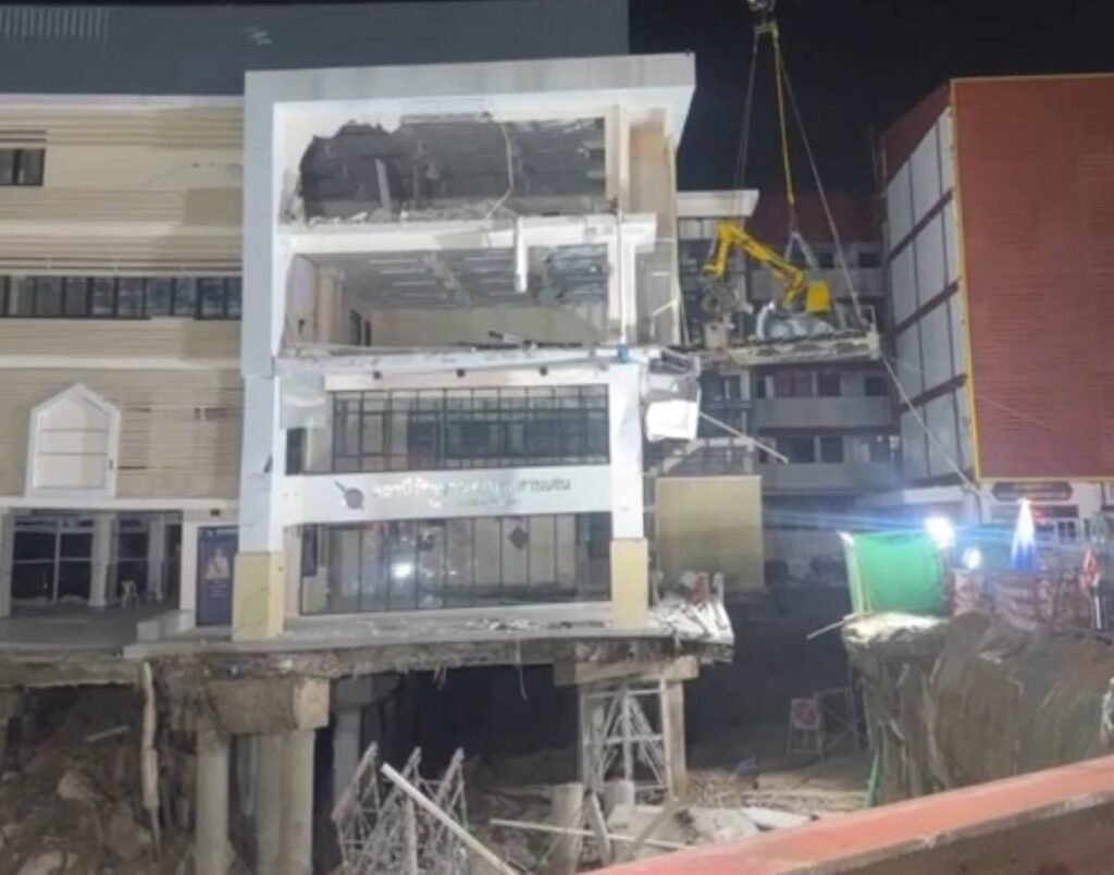 ใช้หุ่นยนต์รื้อ สน.สามเสน ถมทรายเสริมฐานกันดินสไลด์