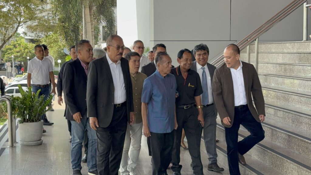 แกนนำ นปช.ตบเท้าขึ้นศาล ฟังตัดสินคดี ชุมนุมไล่ "อภิสิทธิ์" ปี 52