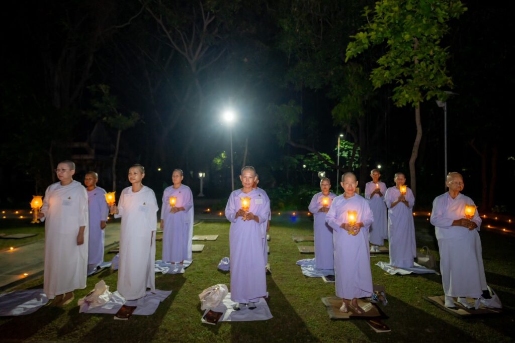 ตร.45 นายอุปสมบทหมู่ ประเทศอินเดีย น้อมอุทิศถวายในหลวง ร.9 