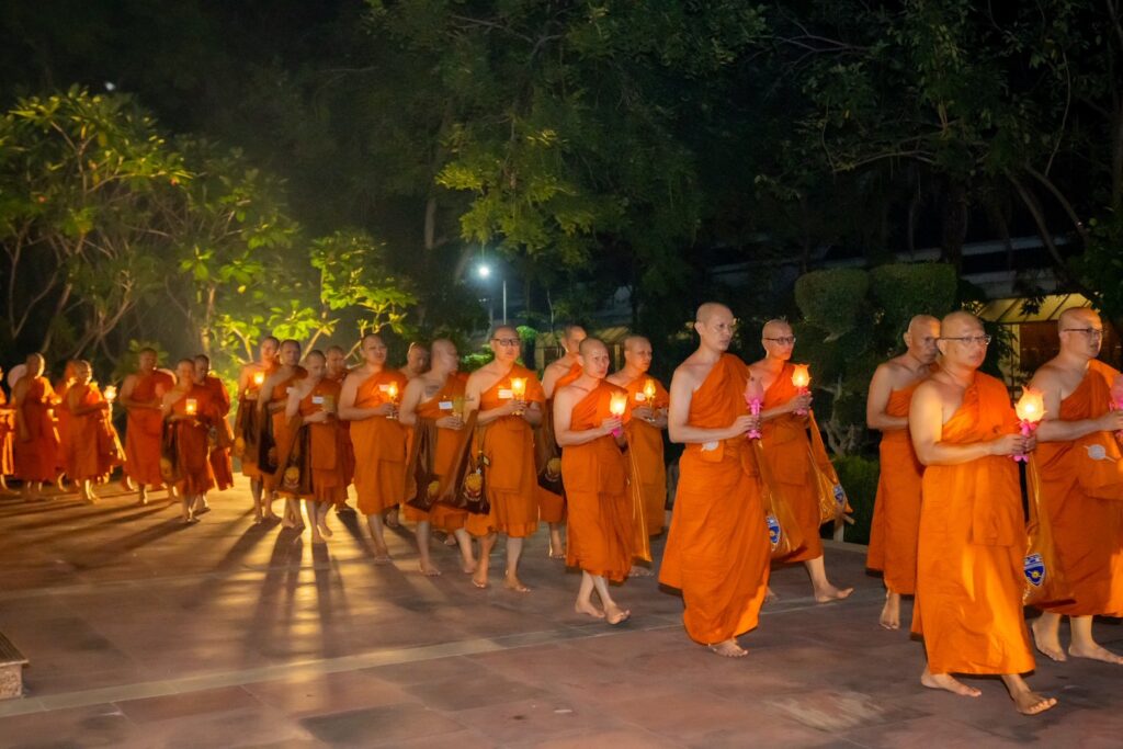 ตร.45 นายอุปสมบทหมู่ ประเทศอินเดีย น้อมอุทิศถวายในหลวง ร.9 