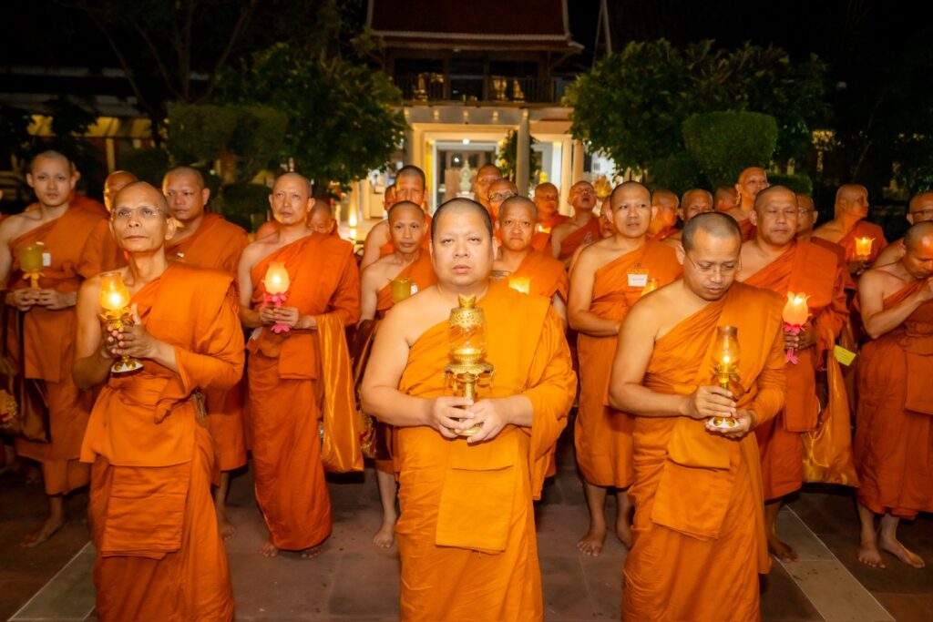 ตร.45 นายอุปสมบทหมู่ ประเทศอินเดีย น้อมอุทิศถวายในหลวง ร.9 