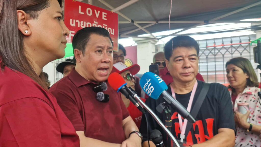 "จักรภพ" นำเสื้อแดงให้กำลังใจ "ทักษิณ" หน้าเรือนจำ