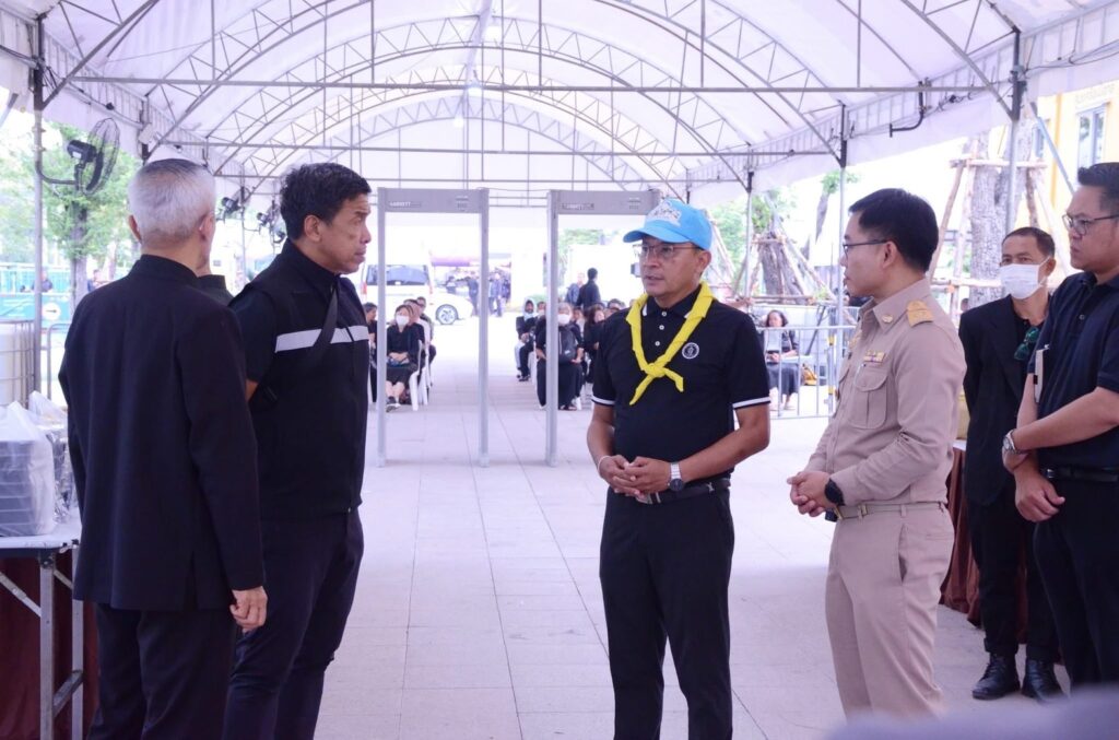 ประชาชนทยอยร่วมถวายสักการะ เบื้องหน้าพระฉายาลักษณ์ “สมเด็จพระพันปีหลวง”