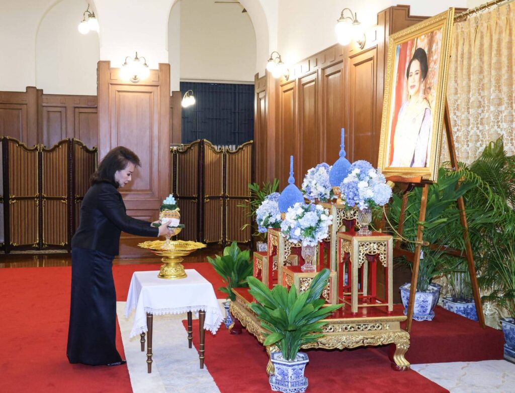 เอม-คุณหญิงพจมาน ร่วมสักการะพระบรมศพ สมเด็จพระพันปีหลวง