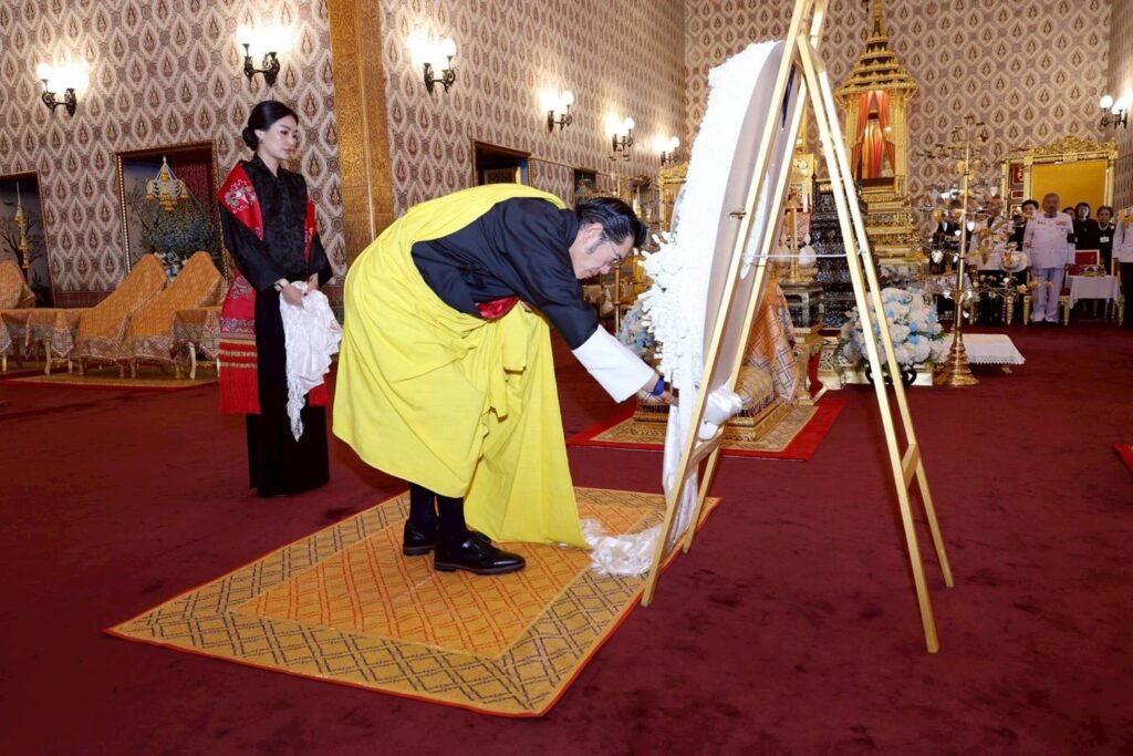 กษัตริย์จิกมี-พระราชินี เสด็จวางพวงมาลาสักการะพระบรมศพ พระพันปีหลวง