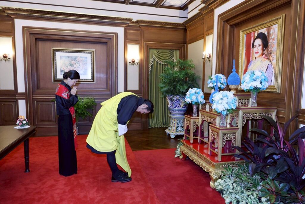 กษัตริย์จิกมี-พระราชินี เสด็จวางพวงมาลาสักการะพระบรมศพ พระพันปีหลวง