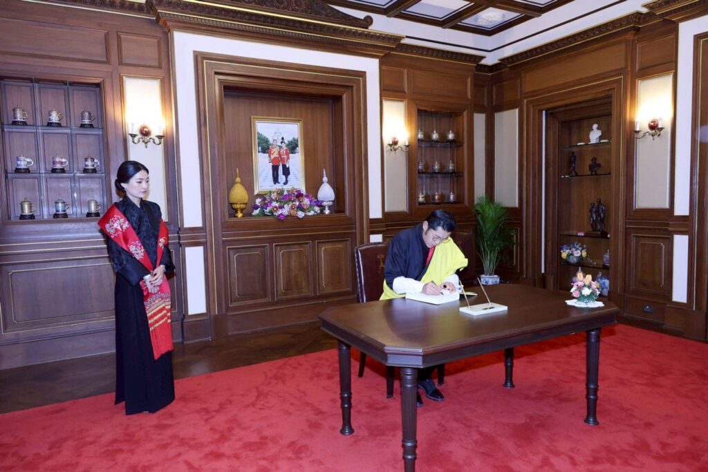 กษัตริย์จิกมี-พระราชินี เสด็จวางพวงมาลาสักการะพระบรมศพ พระพันปีหลวง