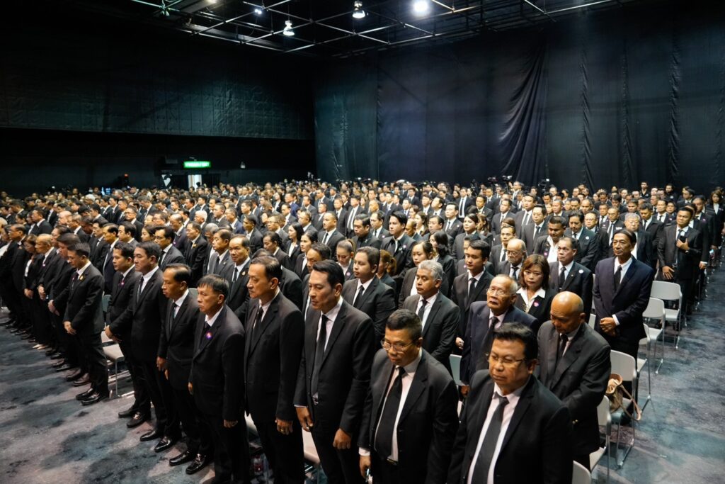 "เพื่อไทย" ยืนถวายอาลัย "พระพันปีหลวง" ก่อนเลือกหน.คนใหม่