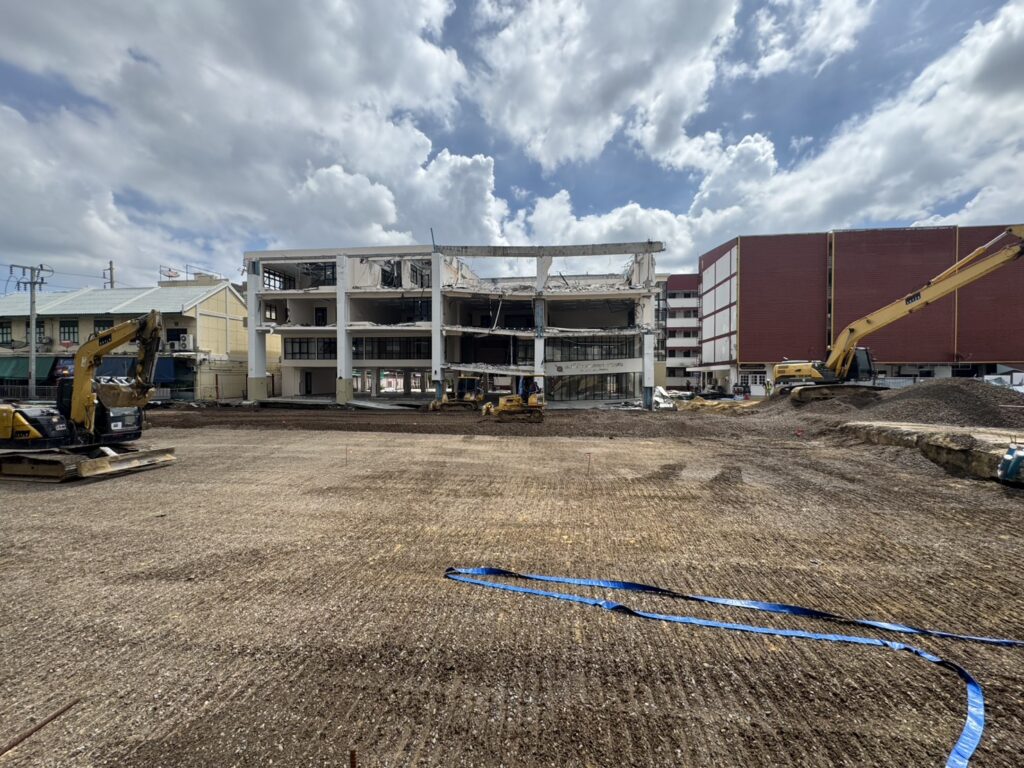 เร่งคืนผิวถนนสามเสน! ถมหินคลุกแล้วกว่า 700 ลบ.ม.