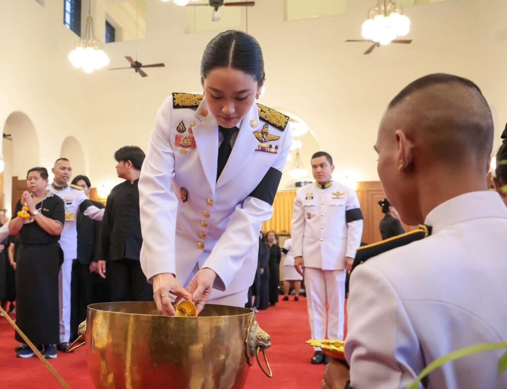 "แพทองธาร-เศรษฐา" ถวายน้ำสรงพระบรมศพ ลงนามอาลัย "พระพันปีหลวง"