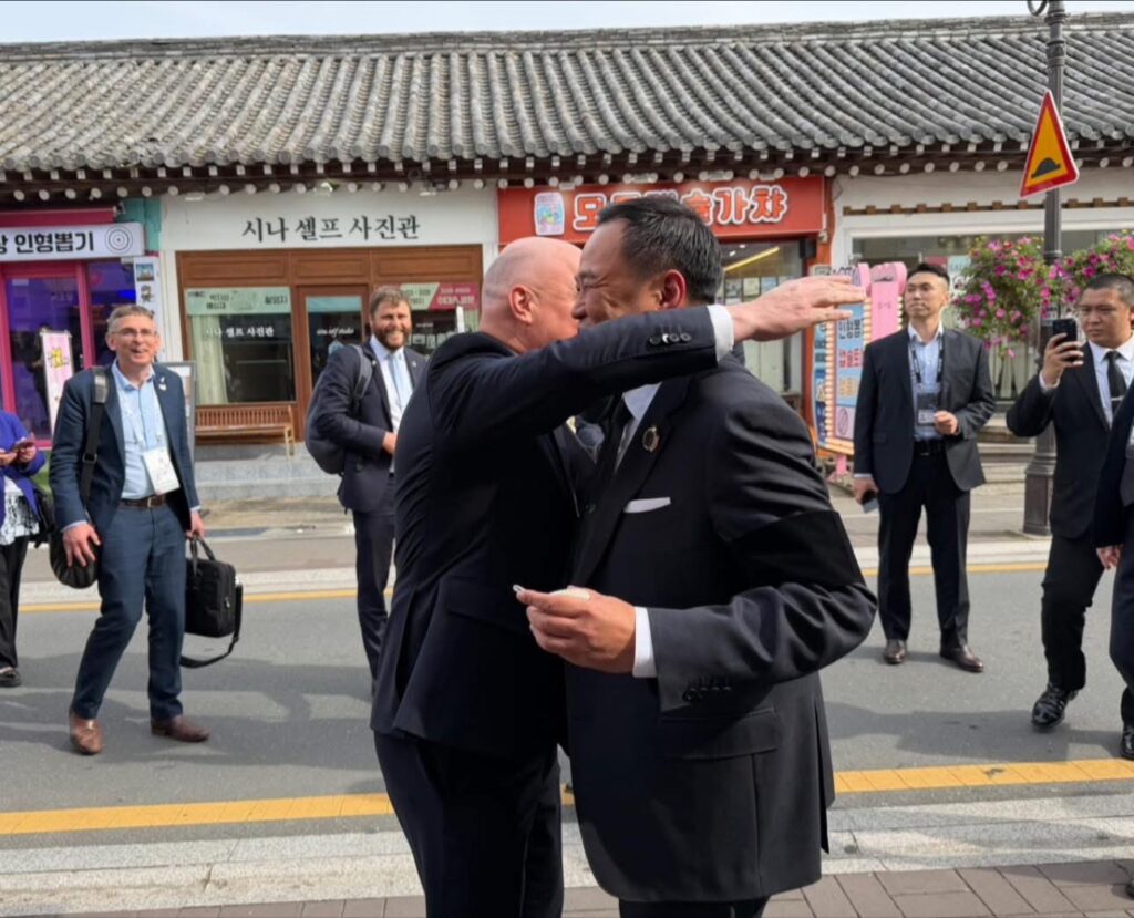 เปิดภาพ "อนุทิน-นายกฯนิวซีแลนด์" บังเอิญเจอ โผเข้ากอดทักทาย