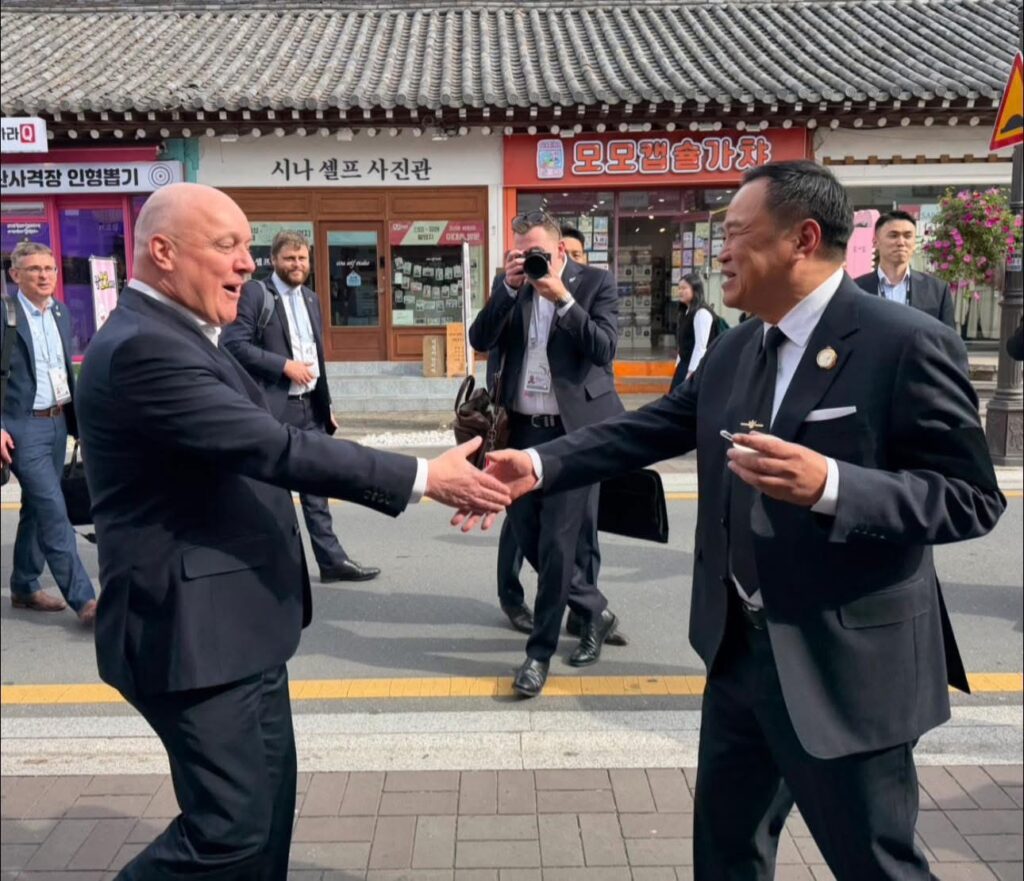 เปิดภาพ "อนุทิน-นายกฯนิวซีแลนด์" บังเอิญเจอ โผเข้ากอดทักทาย