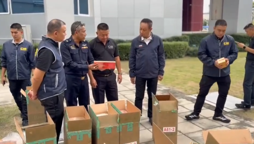 รวบจีนเทา! ลอบขายบุหรี่จีนเถื่อนออนไลน์ สร้างห้องลับใต้ดินซุกของกลาง