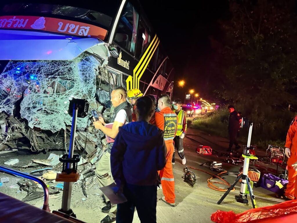 รถทัวร์โดยสาร ชนท้ายรถพ่วงบรรทุกปูน ดับ 2 เจ็บ 30