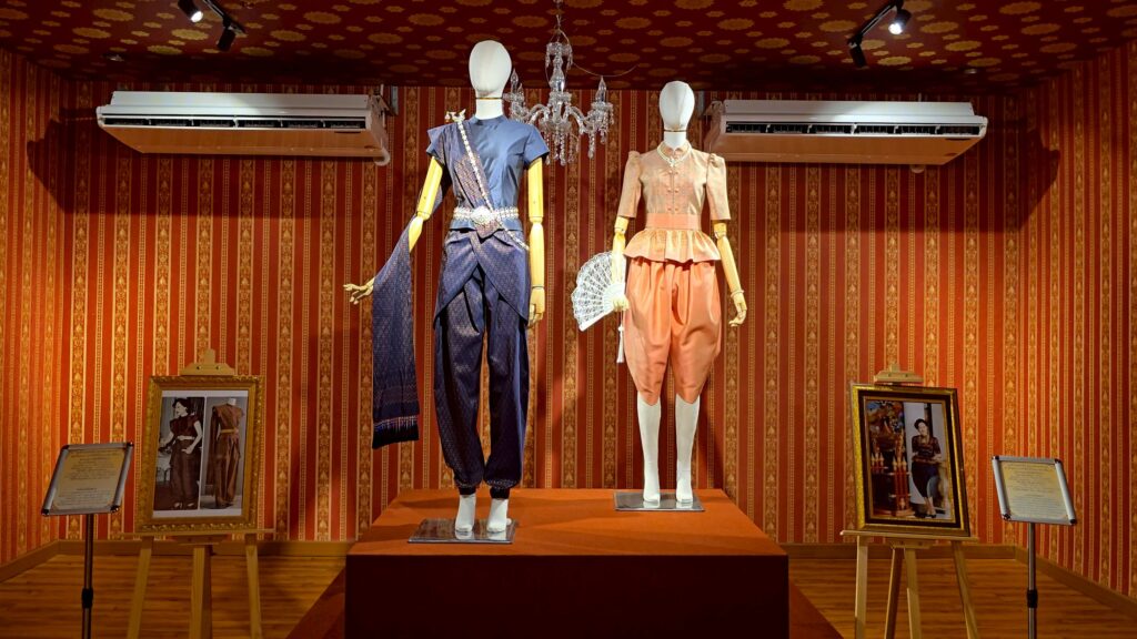 ขอนแก่นแสดง "กำแพงผ้าไหมมัดหมี่ลายโบราณ" รำลึกพระพันปีหลวง