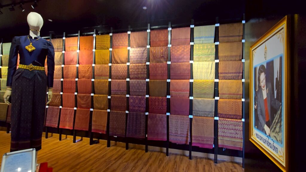 ขอนแก่นแสดง "กำแพงผ้าไหมมัดหมี่ลายโบราณ" รำลึกพระพันปีหลวง