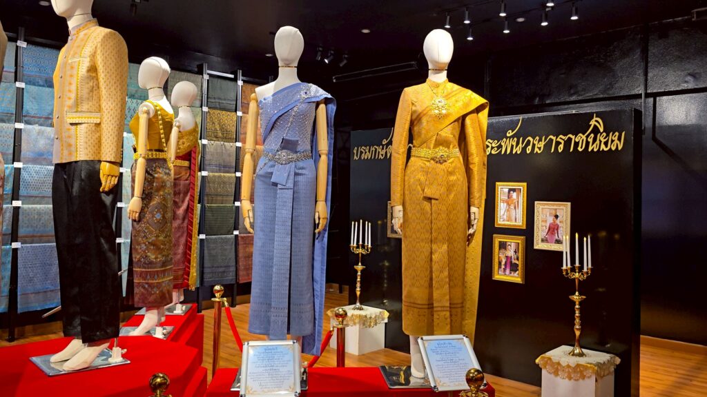 ขอนแก่นแสดง "กำแพงผ้าไหมมัดหมี่ลายโบราณ" รำลึกพระพันปีหลวง