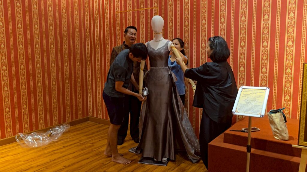 ขอนแก่นแสดง "กำแพงผ้าไหมมัดหมี่ลายโบราณ" รำลึกพระพันปีหลวง