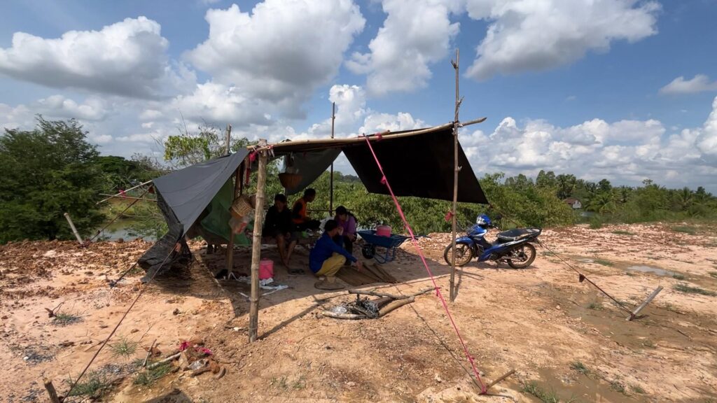 ชาวนาขอนแก่น นอนเฝ้าข้าวเปลือก หวั่นโจรย่องขโมยกลางดึก