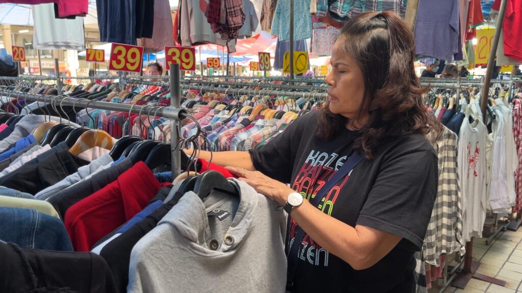 คนขอนแก่น เริ่มซื้อเสื้อกันหนาวมือสอง รับลมหนาว 