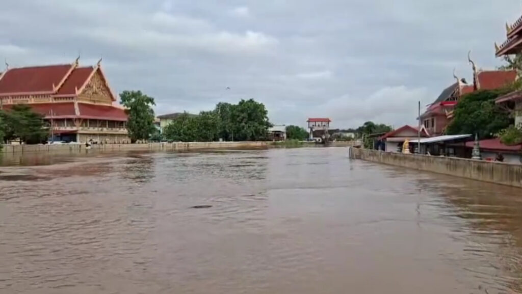 สุโขทัย "น้ำยม" เพิ่มสูงขึ้น น้ำท่วมฝั่งตะวันตกยังวิกฤต 