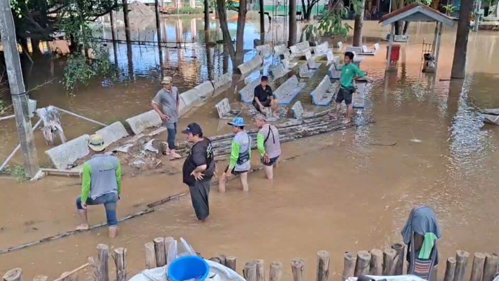 สุโขทัย "น้ำยม" เพิ่มสูงขึ้น น้ำท่วมฝั่งตะวันตกยังวิกฤต 