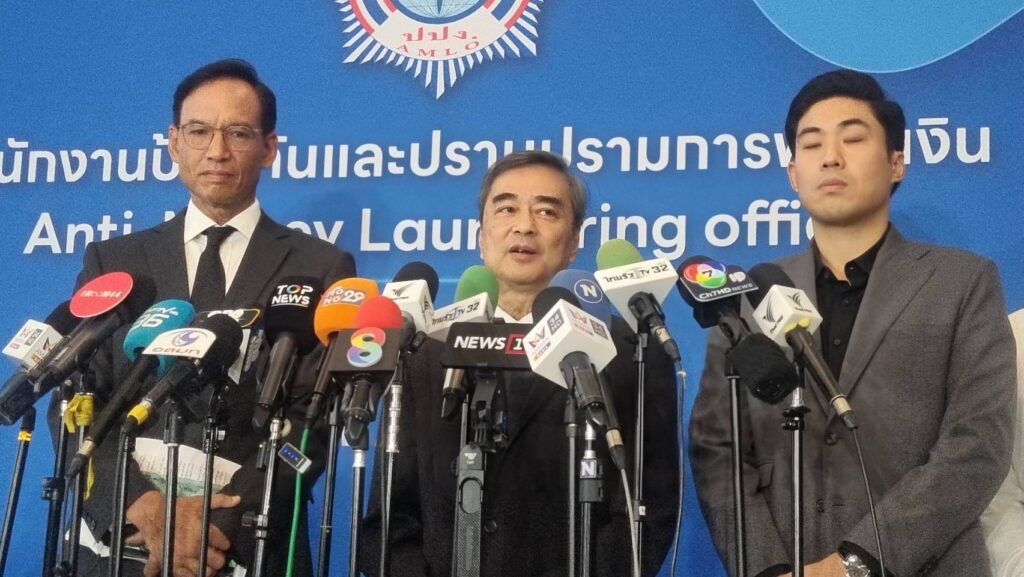 "อภิสิทธิ์" ยื่นปปง. ตรวจสอบ 2 อดีต รมต.เอี่ยวสแกมเมอร์