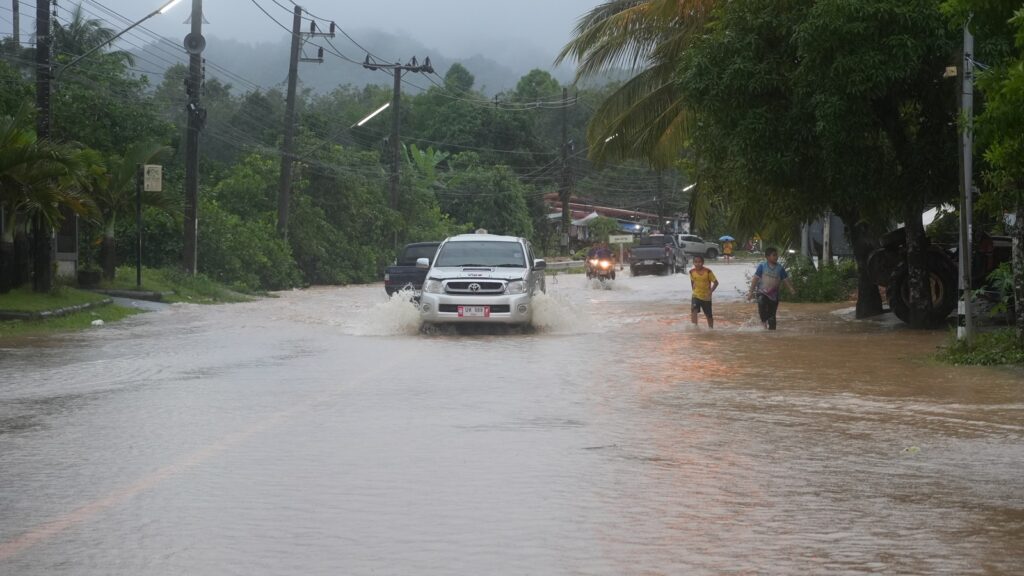 พัทลุง ฝนถล่มหนักทั้งคืน น้ำป่าหลากท่วมหมู่บ้าน 
